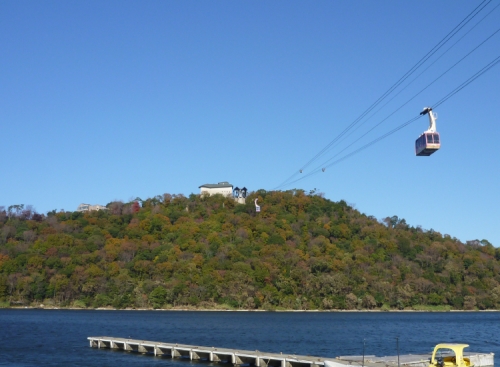 ロープウェイの空中散歩とともに紅葉も楽しもう！